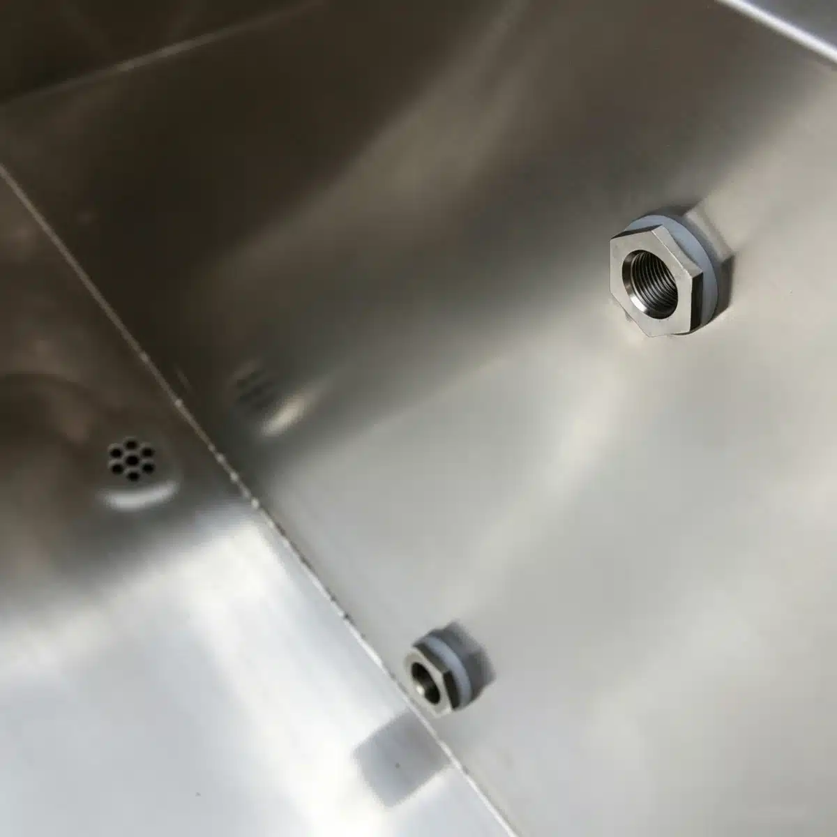 Bropool CT-07 stainless steel cold plunge interior connection and drainage detail
